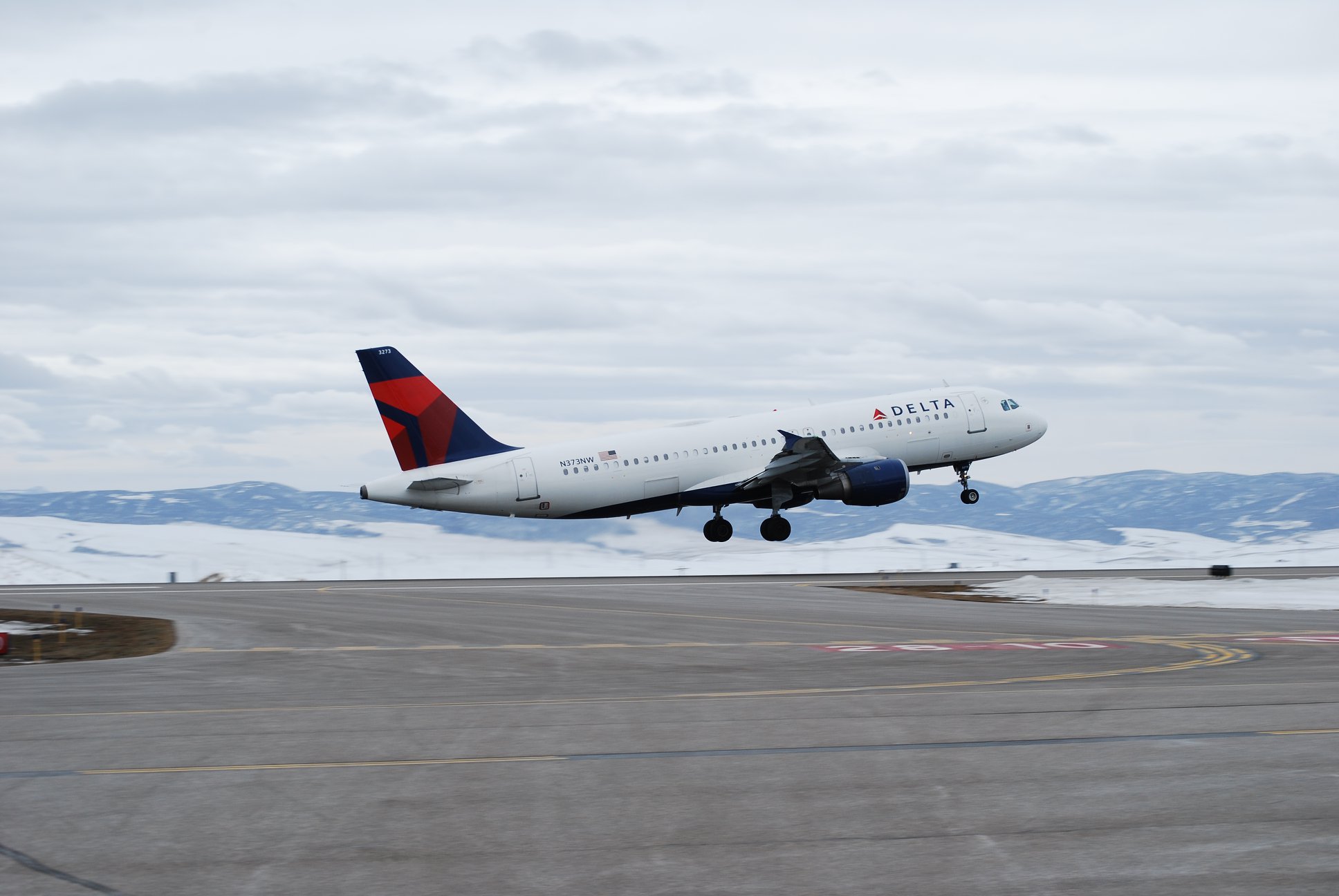 Delta airplane at yampa valley regional airport hayden (HDN) to steamboat springs.